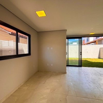 Sobrado Residencial com 156m², 3 quartos, 1 suíte, 1 garagem, no bairro São João Do Rio Vermelho em Florianópolis