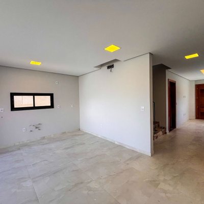 Sobrado Residencial com 156m², 3 quartos, 1 suíte, 1 garagem, no bairro São João Do Rio Vermelho em Florianópolis