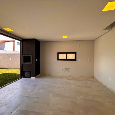 Sobrado Residencial com 156m², 3 quartos, 1 suíte, 1 garagem, no bairro São João Do Rio Vermelho em Florianópolis