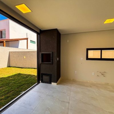 Sobrado Residencial com 156m², 3 quartos, 1 suíte, 1 garagem, no bairro São João Do Rio Vermelho em Florianópolis