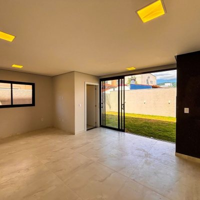 Sobrado Residencial com 156m², 3 quartos, 1 suíte, 1 garagem, no bairro São João Do Rio Vermelho em Florianópolis