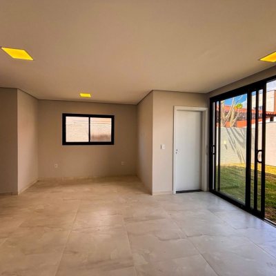 Sobrado Residencial com 156m², 3 quartos, 1 suíte, 1 garagem, no bairro São João Do Rio Vermelho em Florianópolis