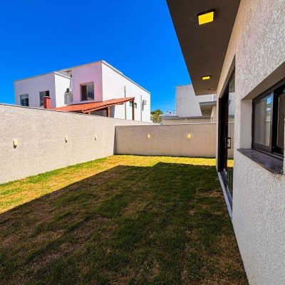 Sobrado Residencial com 156m², 3 quartos, 1 suíte, 1 garagem, no bairro São João Do Rio Vermelho em Florianópolis