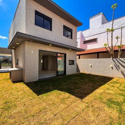 Sobrado Residencial com 156m², 3 quartos, 1 suíte, 1 garagem, no bairro São João Do Rio Vermelho em Florianópolis