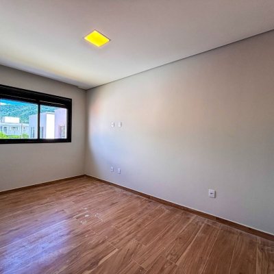 Sobrado Residencial com 156m², 3 quartos, 1 suíte, 1 garagem, no bairro São João Do Rio Vermelho em Florianópolis