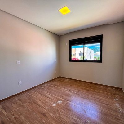 Sobrado Residencial com 156m², 3 quartos, 1 suíte, 1 garagem, no bairro São João Do Rio Vermelho em Florianópolis