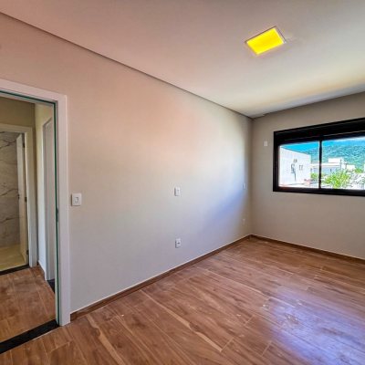 Sobrado Residencial com 156m², 3 quartos, 1 suíte, 1 garagem, no bairro São João Do Rio Vermelho em Florianópolis