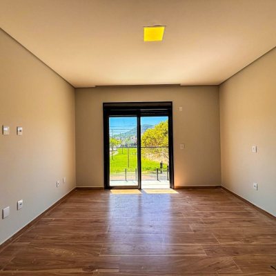 Sobrado Residencial com 156m², 3 quartos, 1 suíte, 1 garagem, no bairro São João Do Rio Vermelho em Florianópolis