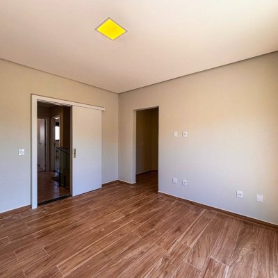 Sobrado Residencial com 156m², 3 quartos, 1 suíte, 1 garagem, no bairro São João Do Rio Vermelho em Florianópolis