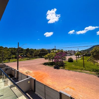 Sobrado Residencial com 156m², 3 quartos, 1 suíte, 1 garagem, no bairro São João Do Rio Vermelho em Florianópolis