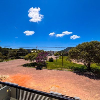 Sobrado Residencial com 156m², 3 quartos, 1 suíte, 1 garagem, no bairro São João Do Rio Vermelho em Florianópolis