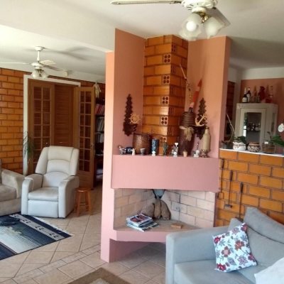 Casa Residencial com 195m², 4 quartos, 2 suítes, 6 garagens, no bairro Ingleses em Florianópolis