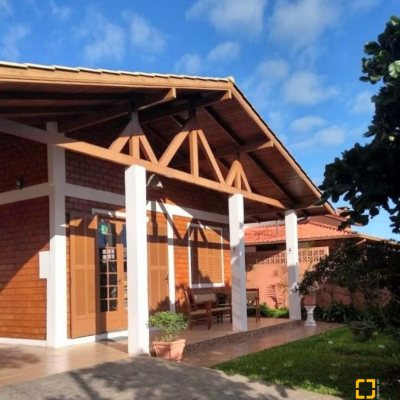 Casa Residencial com 195m², 4 quartos, 2 suítes, 6 garagens, no bairro Ingleses em Florianópolis