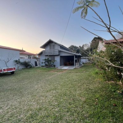 Casa Residencial com 150m², 3 quartos (sendo 1 suíte), 2 garagens, no bairro Ingleses do Rio Vermelho em Florianópolis