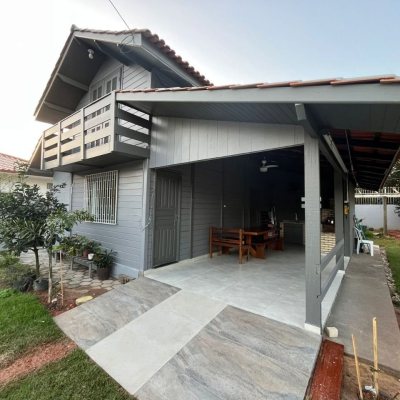 Casa Residencial com 150m², 3 quartos (sendo 1 suíte), 2 garagens, no bairro Ingleses do Rio Vermelho em Florianópolis