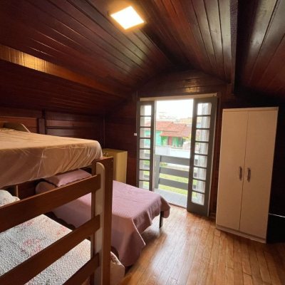 Casa Residencial com 150m², 3 quartos (sendo 1 suíte), 2 garagens, no bairro Ingleses do Rio Vermelho em Florianópolis
