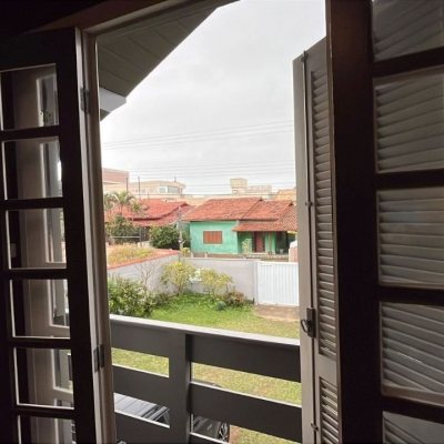 Casa Residencial com 150m², 3 quartos (sendo 1 suíte), 2 garagens, no bairro Ingleses do Rio Vermelho em Florianópolis