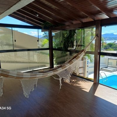 Casa Residencial com 240m², 5 quartos (sendo 1 suíte), 3 garagens, no bairro Abraão em Florianópolis