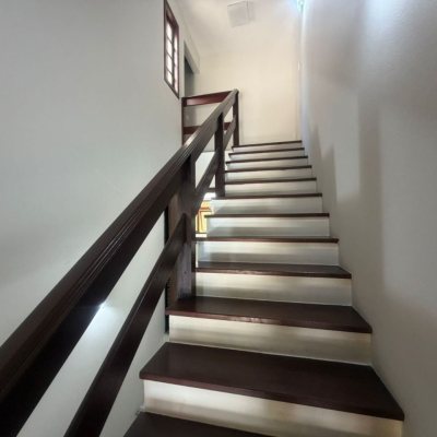 Casa Residencial com 240m², 5 quartos (sendo 1 suíte), 3 garagens, no bairro Abraão em Florianópolis