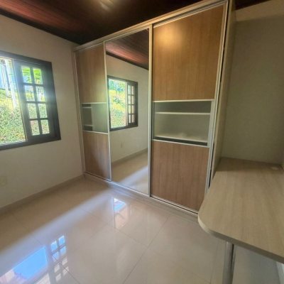 Casa Residencial com 240m², 5 quartos (sendo 1 suíte), 3 garagens, no bairro Abraão em Florianópolis