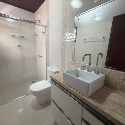 Casa Residencial com 240m², 5 quartos (sendo 1 suíte), 3 garagens, no bairro Abraão em Florianópolis