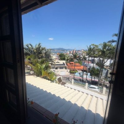 Casa Residencial com 240m², 5 quartos (sendo 1 suíte), 3 garagens, no bairro Abraão em Florianópolis