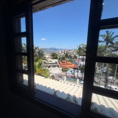 Casa Residencial com 240m², 5 quartos (sendo 1 suíte), 3 garagens, no bairro Abraão em Florianópolis