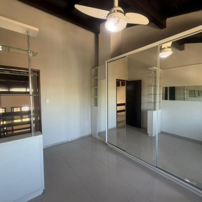 Casa Residencial com 240m², 5 quartos (sendo 1 suíte), 3 garagens, no bairro Abraão em Florianópolis