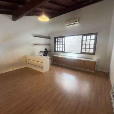 Casa Residencial com 240m², 5 quartos (sendo 1 suíte), 3 garagens, no bairro Abraão em Florianópolis