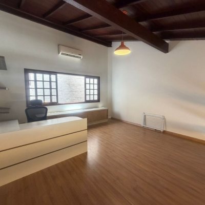 Casa Residencial com 240m², 5 quartos (sendo 1 suíte), 3 garagens, no bairro Abraão em Florianópolis