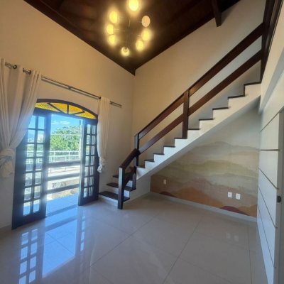 Casa Residencial com 240m², 5 quartos (sendo 1 suíte), 3 garagens, no bairro Abraão em Florianópolis