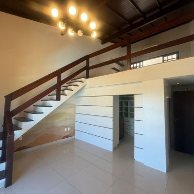 Casa Residencial com 240m², 5 quartos (sendo 1 suíte), 3 garagens, no bairro Abraão em Florianópolis