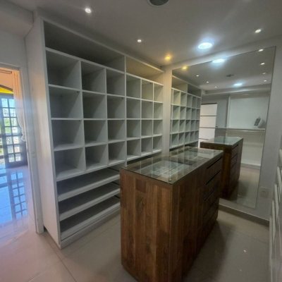 Casa Residencial com 240m², 5 quartos (sendo 1 suíte), 3 garagens, no bairro Abraão em Florianópolis