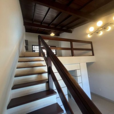 Casa Residencial com 240m², 5 quartos (sendo 1 suíte), 3 garagens, no bairro Abraão em Florianópolis