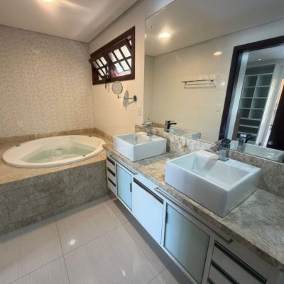 Casa Residencial com 240m², 5 quartos (sendo 1 suíte), 3 garagens, no bairro Abraão em Florianópolis