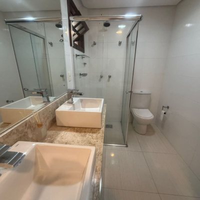 Casa Residencial com 240m², 5 quartos (sendo 1 suíte), 3 garagens, no bairro Abraão em Florianópolis