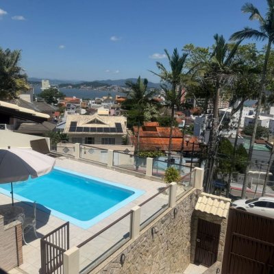 Casa Residencial com 240m², 5 quartos (sendo 1 suíte), 3 garagens, no bairro Abraão em Florianópolis