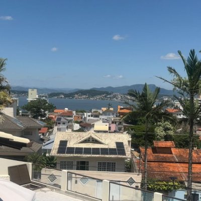 Casa Residencial com 240m², 5 quartos (sendo 1 suíte), 3 garagens, no bairro Abraão em Florianópolis