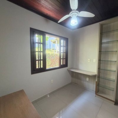 Casa Residencial com 240m², 5 quartos (sendo 1 suíte), 3 garagens, no bairro Abraão em Florianópolis