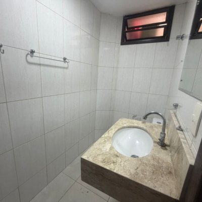 Casa Residencial com 240m², 5 quartos (sendo 1 suíte), 3 garagens, no bairro Abraão em Florianópolis