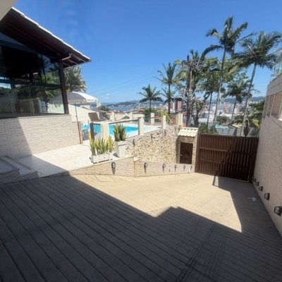 Casa Residencial com 240m², 5 quartos (sendo 1 suíte), 3 garagens, no bairro Abraão em Florianópolis