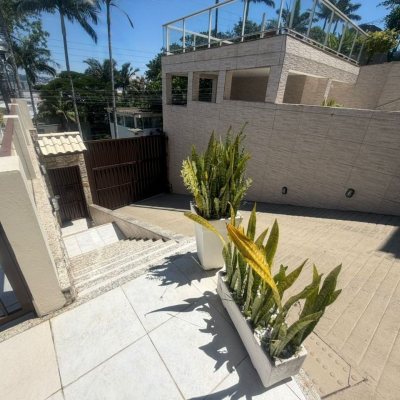 Casa Residencial com 240m², 5 quartos (sendo 1 suíte), 3 garagens, no bairro Abraão em Florianópolis