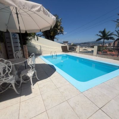 Casa Residencial com 240m², 5 quartos (sendo 1 suíte), 3 garagens, no bairro Abraão em Florianópolis