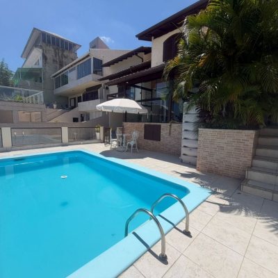 Casa Residencial com 240m², 5 quartos (sendo 1 suíte), 3 garagens, no bairro Abraão em Florianópolis