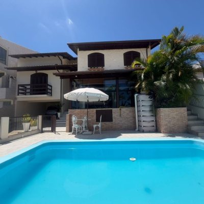 Casa Residencial com 240m², 5 quartos (sendo 1 suíte), 3 garagens, no bairro Abraão em Florianópolis