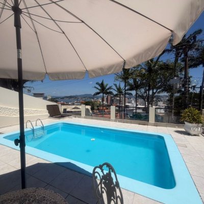 Casa Residencial com 240m², 5 quartos (sendo 1 suíte), 3 garagens, no bairro Abraão em Florianópolis