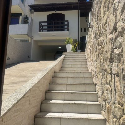 Casa Residencial com 240m², 5 quartos (sendo 1 suíte), 3 garagens, no bairro Abraão em Florianópolis