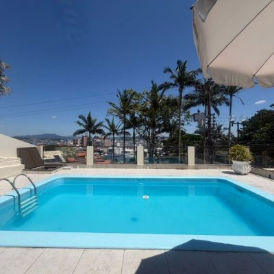 Casa Residencial com 240m², 5 quartos (sendo 1 suíte), 3 garagens, no bairro Abraão em Florianópolis