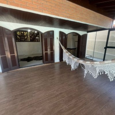 Casa Residencial com 240m², 5 quartos (sendo 1 suíte), 3 garagens, no bairro Abraão em Florianópolis