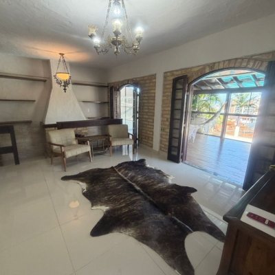 Casa Residencial com 240m², 5 quartos (sendo 1 suíte), 3 garagens, no bairro Abraão em Florianópolis